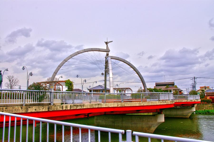 春日部市で浮気の不安を感じたときに整理したい行動の変化と、乗り換え駅・郊外の大型施設・自然の外出先が重なる街での相談先