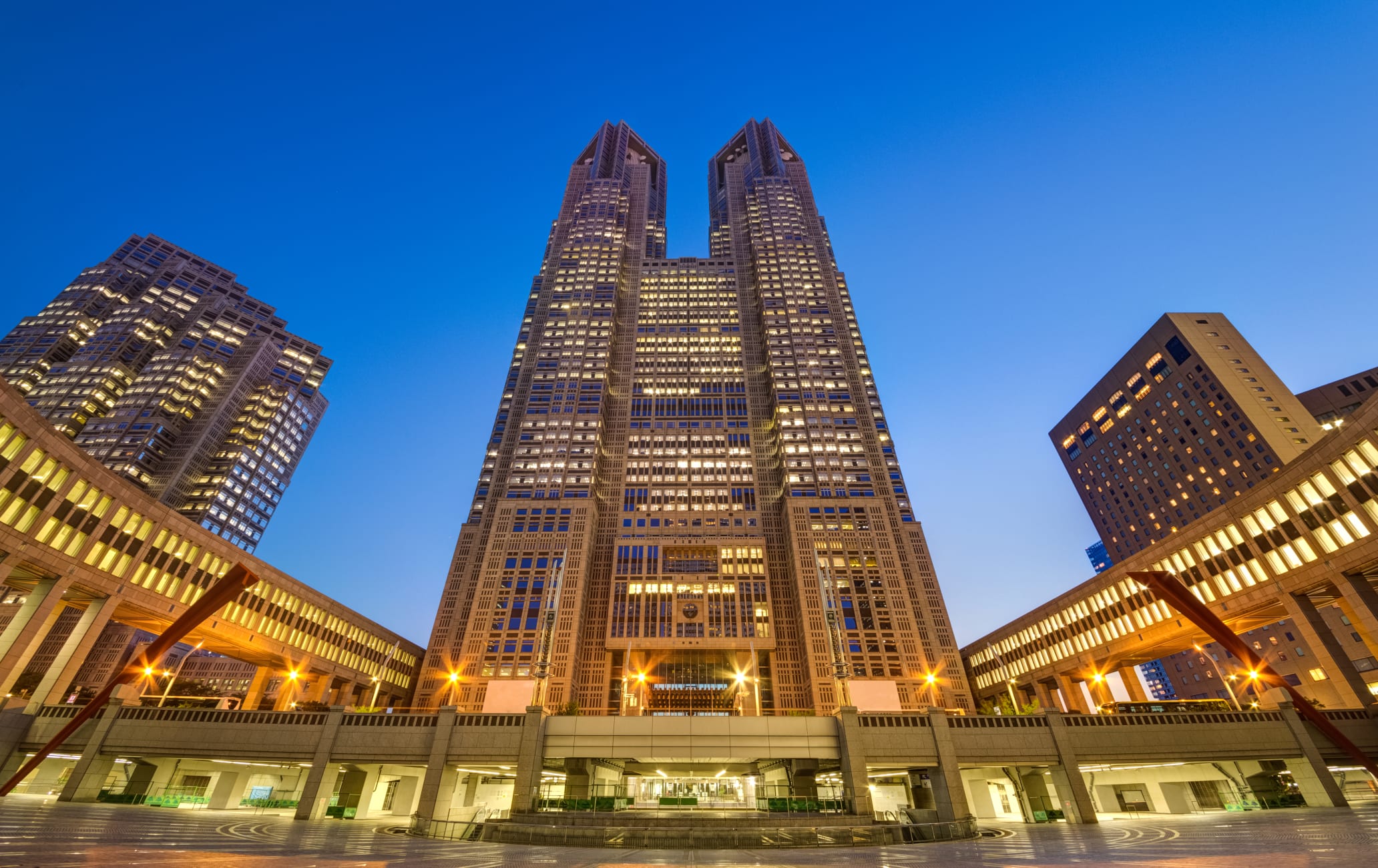新宿区で浮気の不安を感じたときに整理したい行動の変化と、駅・繁華街・夜の導線が重なる街での相談先
