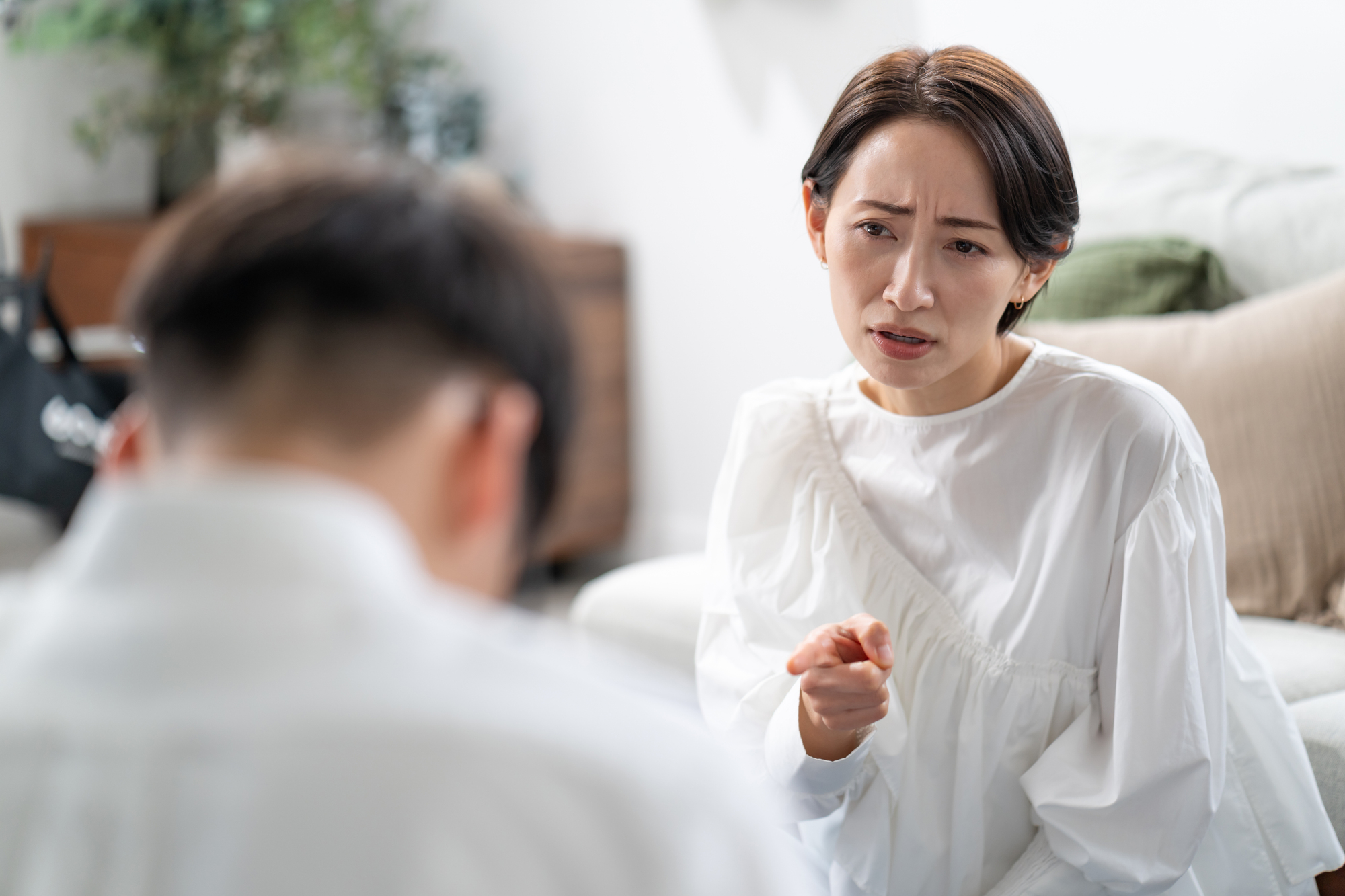 浮気を疑ってもすぐ問い詰めない方がいい理由とは？関係を悪化させない確認の進め方を解説